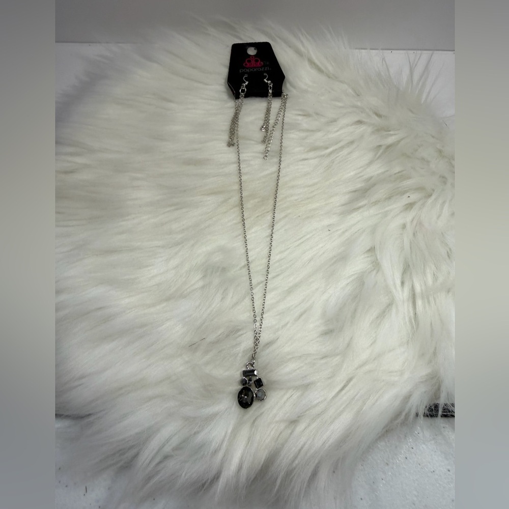 🩷5/$10🩷 Paparazzi Silver Black Gemstone Pendant Necklace Set